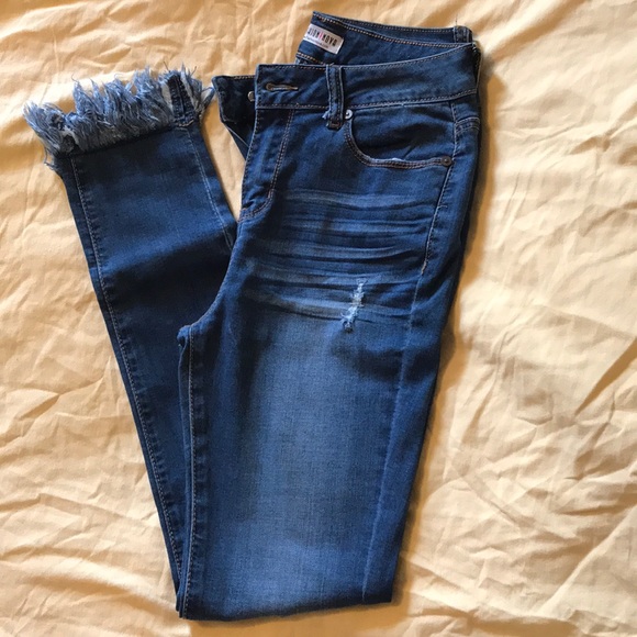 Fashion Nova Frayed Jeans Size 5 - Picture 2 of 8